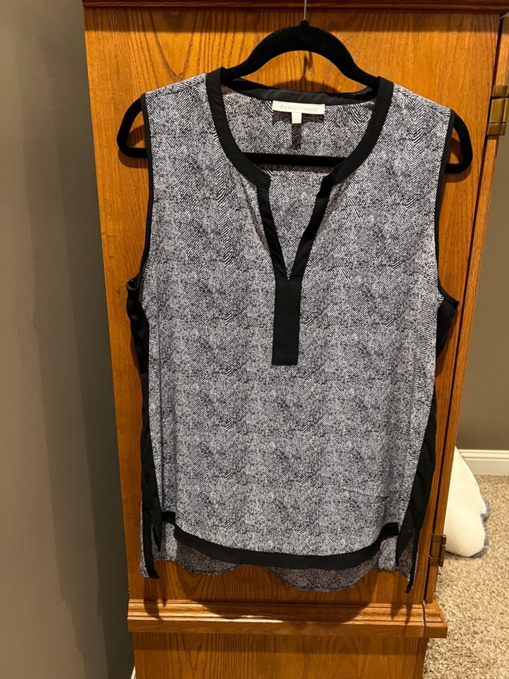 Daniel Rainn Black & White Printed Split V‑Neck Sleeveless Camisole